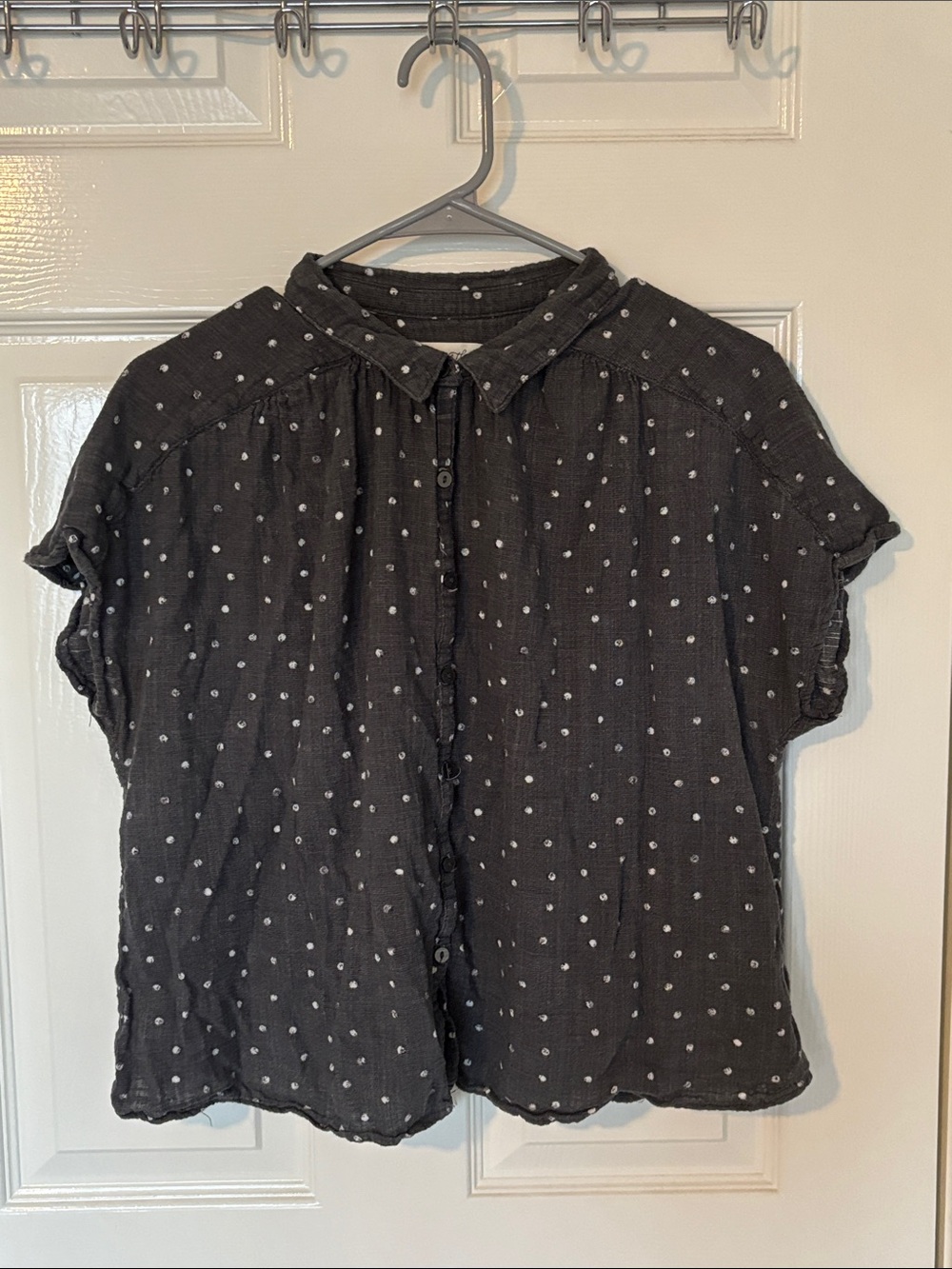 Universal Thread Dark Gray Short-Sleeve Dot Button-Up Top